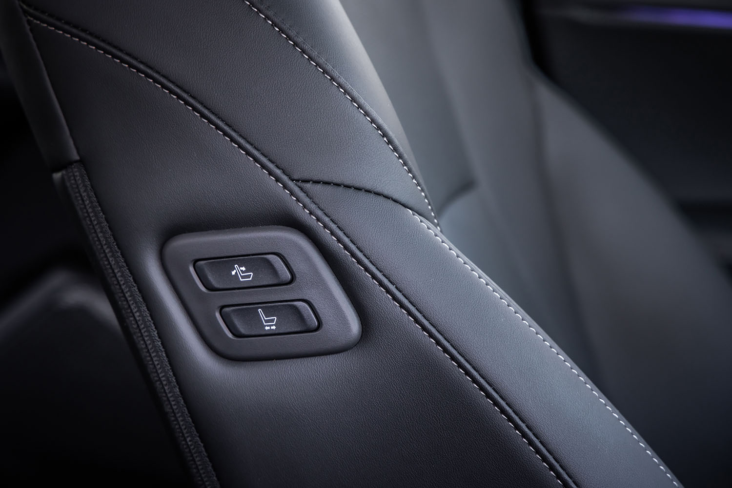 助手席のシートサイド内側には、運転席や後席からシートの前後と背もたれの角度を調整できるスイッチが備わる。